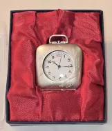 LA MONTRE CARRÉE DE VOYAGE (France, vers 1910)