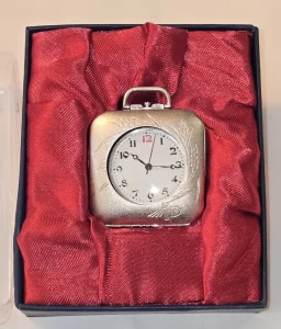 LA MONTRE CARRÉE DE VOYAGE (France, vers 1910)