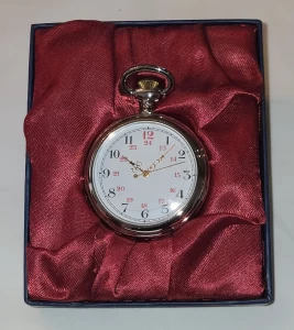 LA MONTRE VINGT-QUATRE HEURES NOIRE ET ROUGE ( début du xxe siècle)